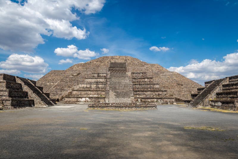 Pirâmide inoperante em ruínas de Teotihuacan - Cidade do México da avenida e da lua, cidade imagem de stock Pirâmide inoperante em ruínas de Teotihuacan - Cidade do México da avenida e da lua, cidade imagem de stock