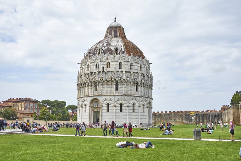 Pisa / Tuscany / Italy / May 2018 : Large Number Of Tourists Vis royalty free stock photo Pisa / Tuscany / Italy / May 2018 : Large Number Of Tourists Vis royalty free stock photo