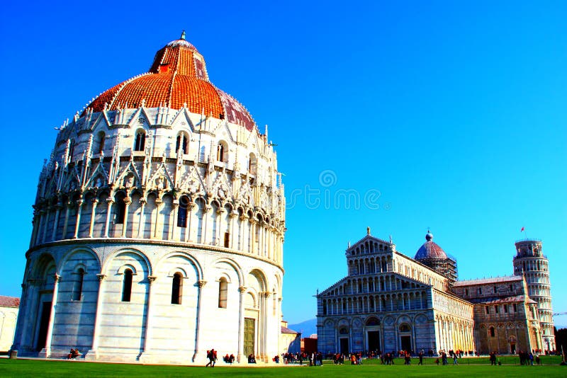 PISA, WŁOCHY - OKOŁO LUTY 2018: Baptistery, Pisa katedra i Oparty wierza przy kwadratem cudy, obraz royalty free PISA, WŁOCHY - OKOŁO LUTY 2018: Baptistery, Pisa katedra i Oparty wierza przy kwadratem cudy, obraz royalty free