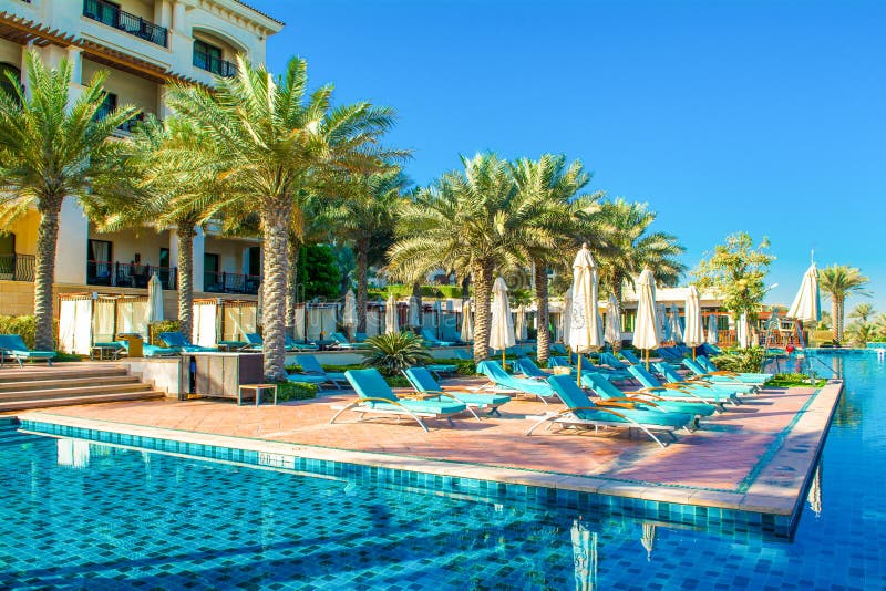 Piscina con agua azul foto editorial. Imagen de agua 115000621