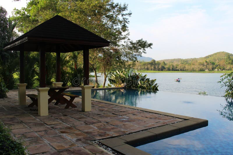Piscina con la montaña y el paisaje del lago imagen de archivo libre de regalías Piscina con la montaña y el paisaje del lago imagen de archivo libre de regalías
