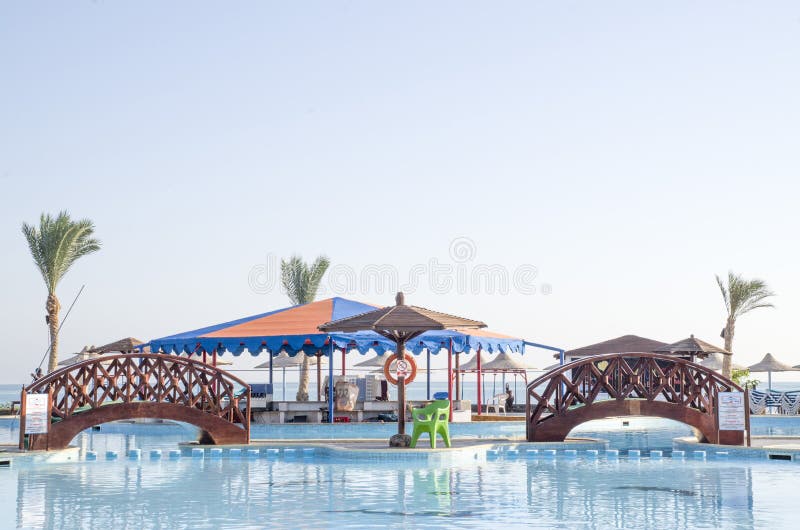 Piscina con 2 puentes decorativos y una barra en el Mar Rojo en Egipto fotos de archivo Piscina con 2 puentes decorativos y una barra en el Mar Rojo en Egipto fotos de archivo