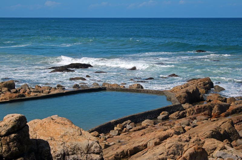 PISCINA DE MAREA EN LA PLAYA Imagen de archivo Imagen de costa