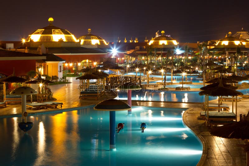 Piscina del hotel en la noche Piscina del hotel en la noche