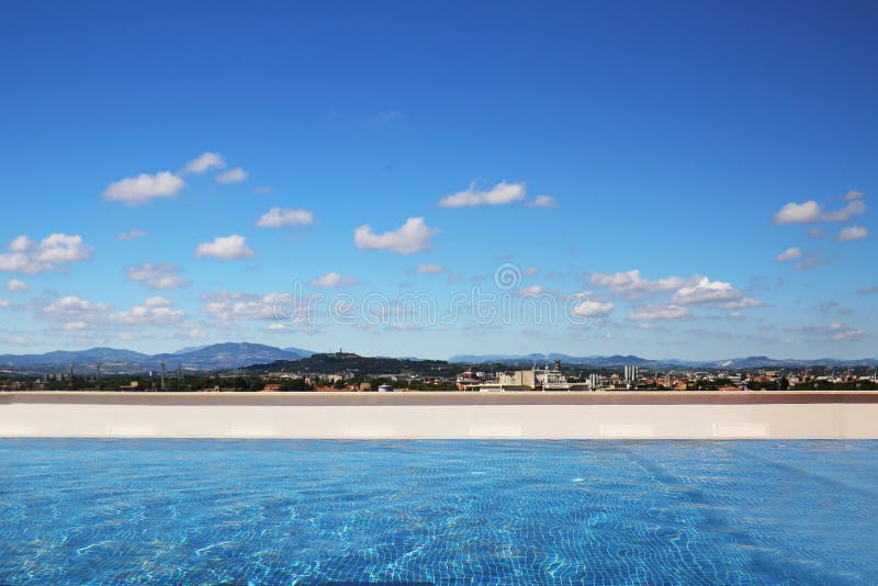 Piscina di lusso sul tetto Il cielo blu con le nuvole e la montagna abbelliscono su fondo Vista panoramica Viaggio e vaca di esta fotografia stock libera da diritti Piscina di lusso sul tetto Il cielo blu con le nuvole e la montagna abbelliscono su fondo Vista panoramica Viaggio e vaca di esta fotografia stock libera da diritti