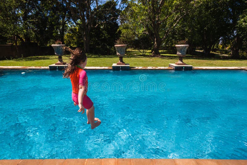 Piscina di salto della ragazza fotografia stock Piscina di salto della ragazza fotografia stock