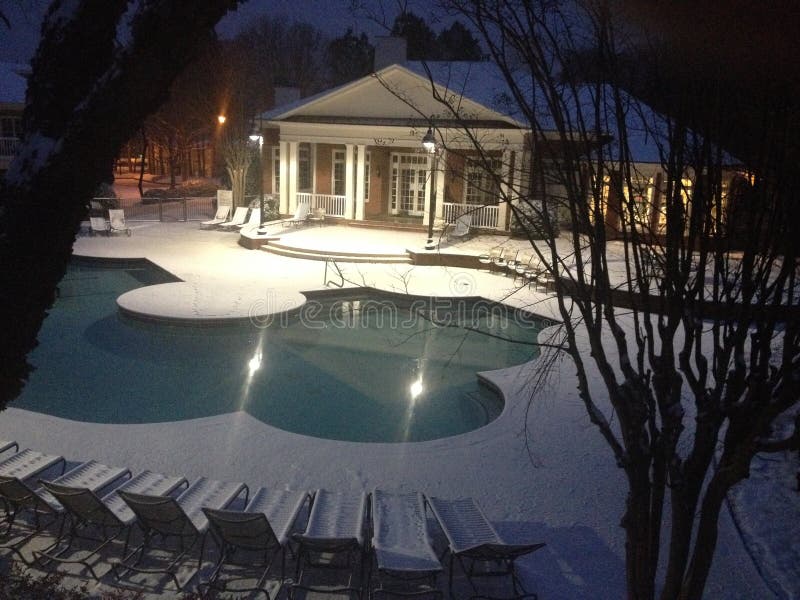 Piscina de Inverno com Neve fotos de stock royalty free