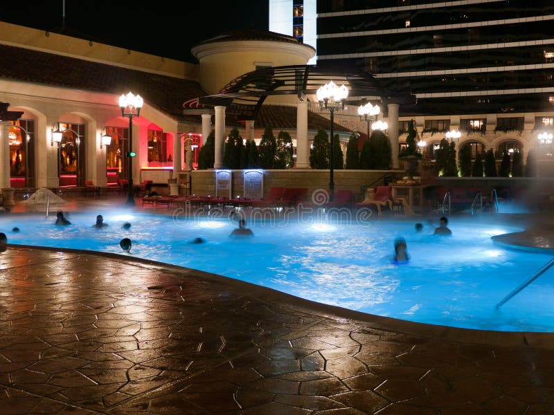 Piscina Del Hotel En La Noche Con Las Luces Coloridas Imagen de archivo