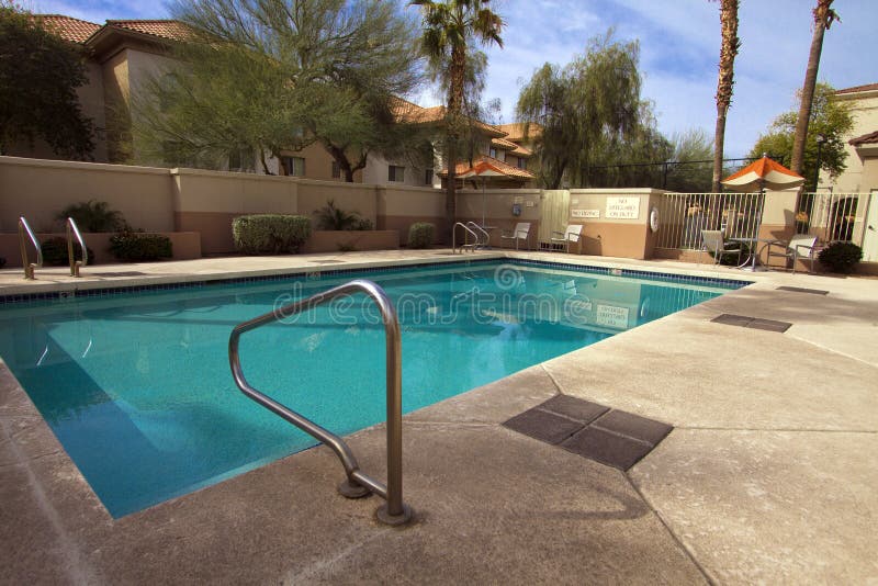 Piscina exterior foto de stock royalty free Piscina exterior foto de stock royalty free