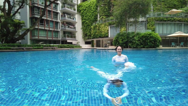 Piscina infantil alejada de la otra en una hermosa piscina en el condominio singapur almacen de video