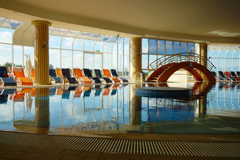 Piscina interna do hotel foto de stock Piscina interna do hotel foto de stock