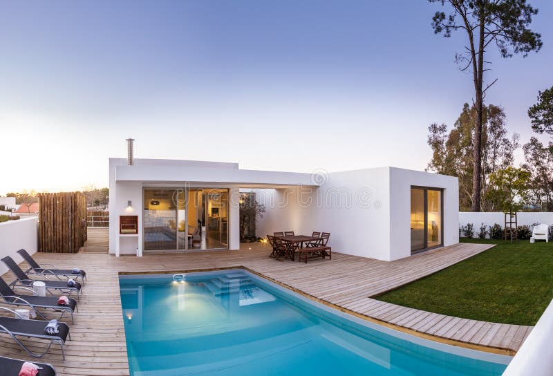 Uma casa moderna com piscina e jardim