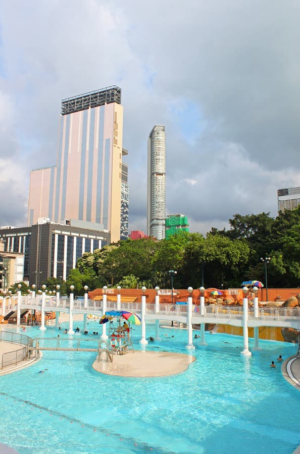 Piscina pubblica nel parco di Kowloon fotografia stock libera da diritti Piscina pubblica nel parco di Kowloon fotografia stock libera da diritti