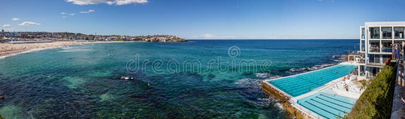 Piscina que pasa por alto la playa de Bondi en Sydney, NSW, Australia fotografía de archivo Piscina que pasa por alto la playa de Bondi en Sydney, NSW, Australia fotografía de archivo