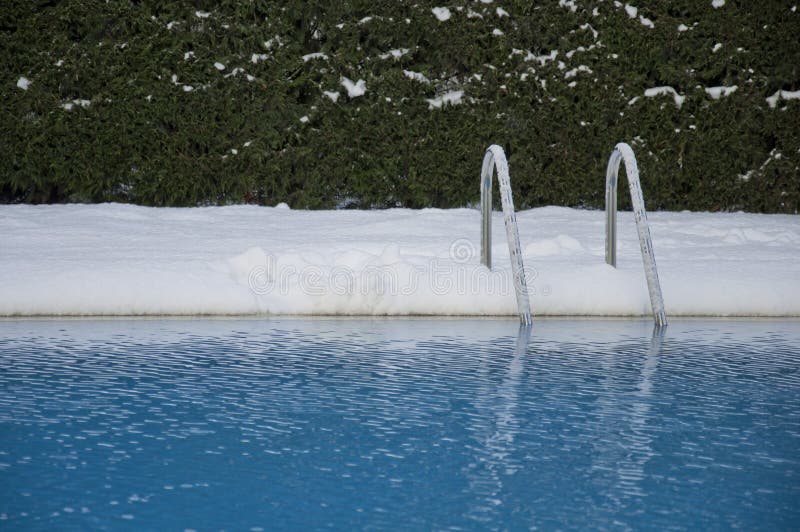 Piscina sob a neve imagens de stock