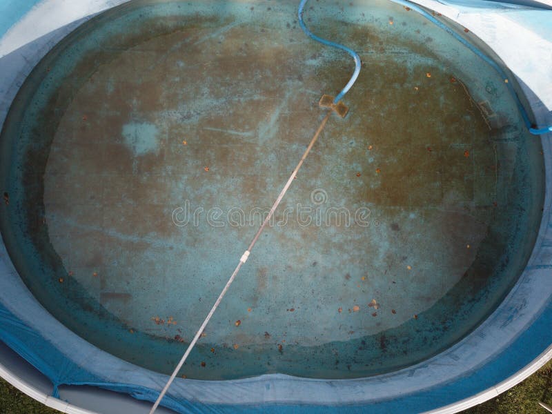 Piscina vuota a metà fotografie stock libere da diritti Piscina vuota a metà fotografie stock libere da diritti