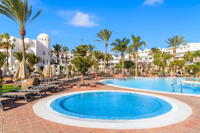 Piscinas no jardim tropical do hotel de luxo imagem de stock Piscinas no jardim tropical do hotel de luxo imagem de stock