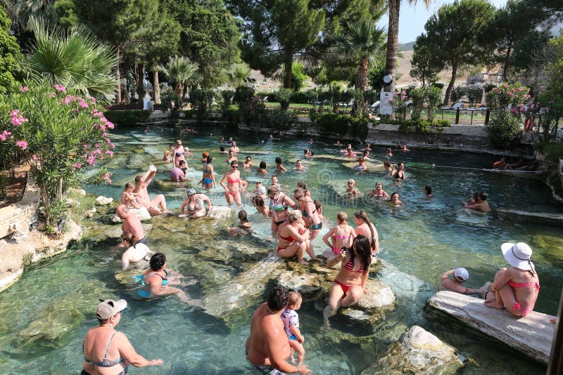 Piscine antique dans la ville antique de Hierapolis, Turquie image libre de droits Piscine antique dans la ville antique de Hierapolis, Turquie image libre de droits