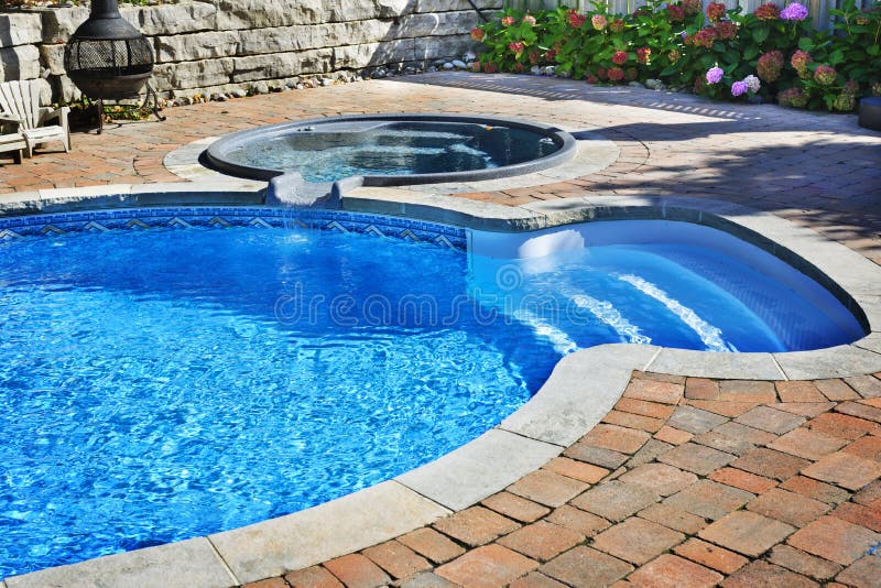 Piscine avec le baquet chaud images stock