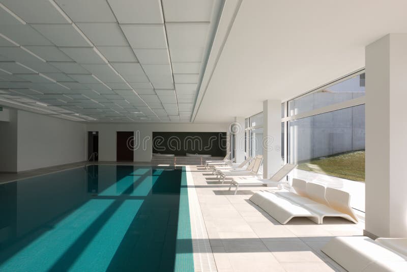 Piscine couverte dans une résidence privée image libre de droits