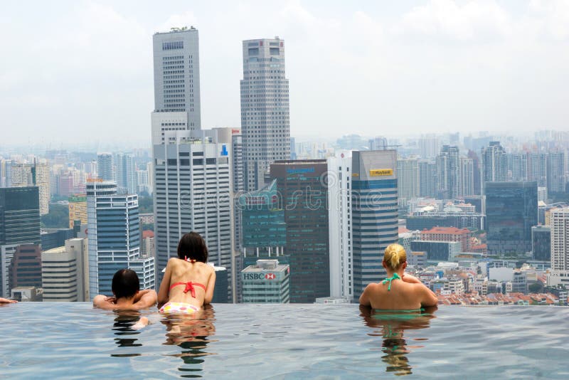 Piscine d'infini chez Marina Bay Sands, Singapour photographie stock Piscine d'infini chez Marina Bay Sands, Singapour photographie stock