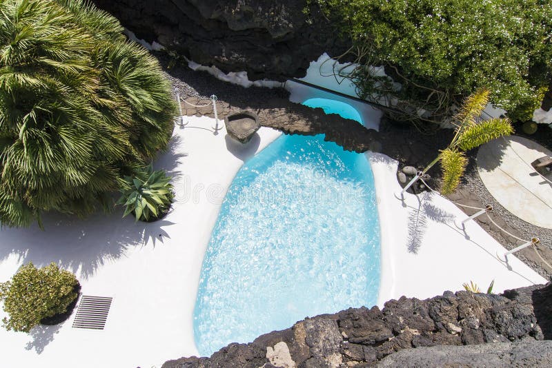 Piscine dans la maison de Cesar Manrique en Taro de Tahiche photos libres de droits Piscine dans la maison de Cesar Manrique en Taro de Tahiche photos libres de droits