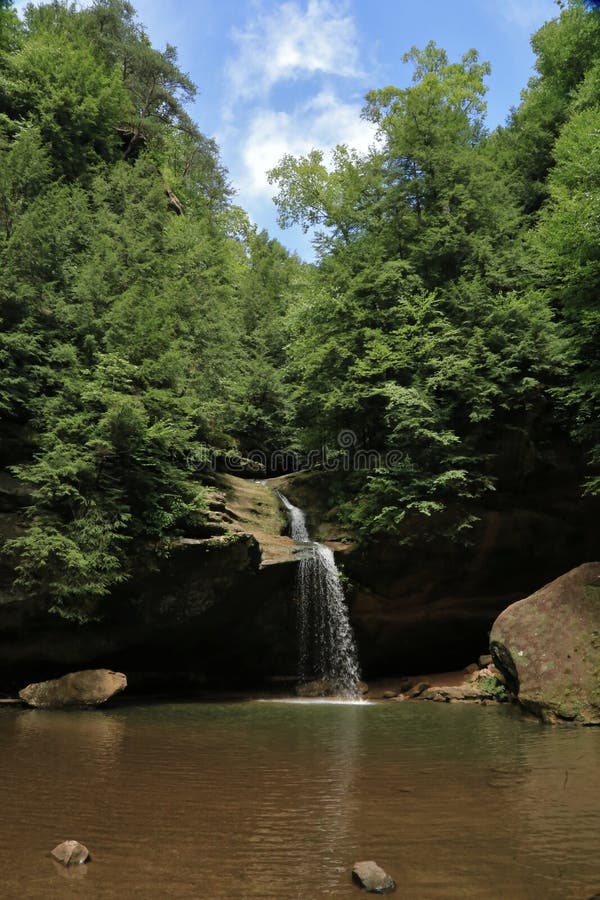 Piscine de l'eau aux collines de Hocking images stock Piscine de l'eau aux collines de Hocking images stock