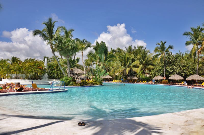 Piscine de station de vacances d'hôtel de plage image stock Piscine de station de vacances d'hôtel de plage image stock