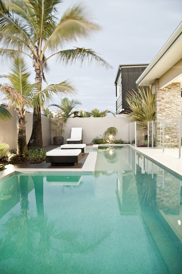 Piscine de villa et images stock
