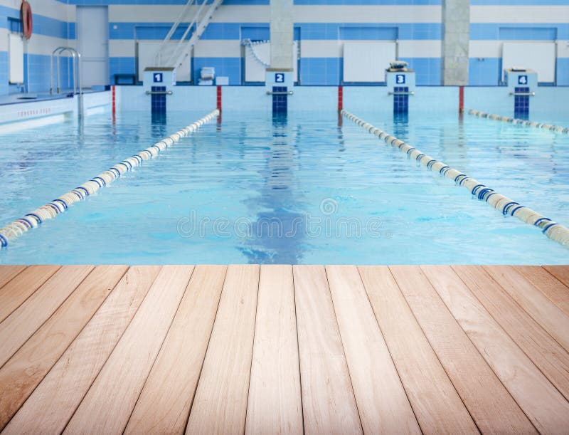 Piscine en bois de plate-forme et images libres de droits Piscine en bois de plate-forme et images libres de droits