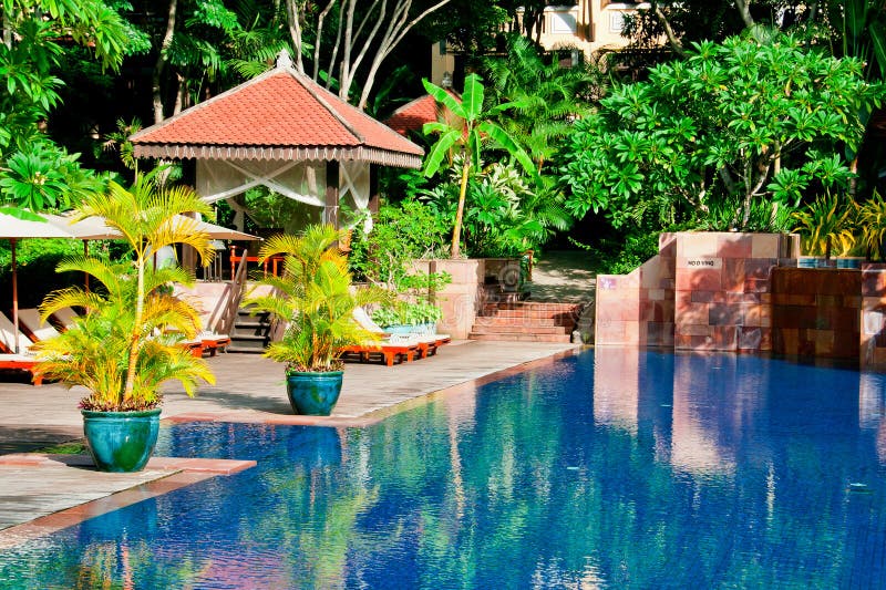 Piscine luxueuse photographie stock libre de droits