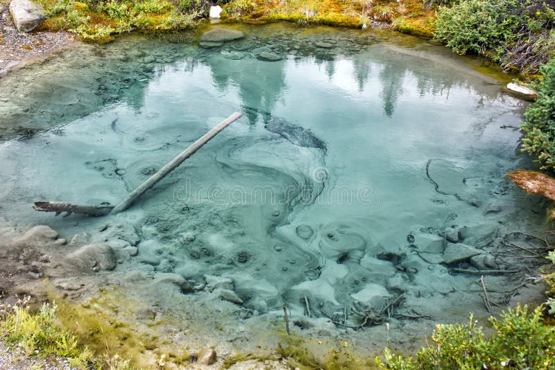 Piscines chaudes naturelles en montagnes rocheuses photographie stock Piscines chaudes naturelles en montagnes rocheuses photographie stock