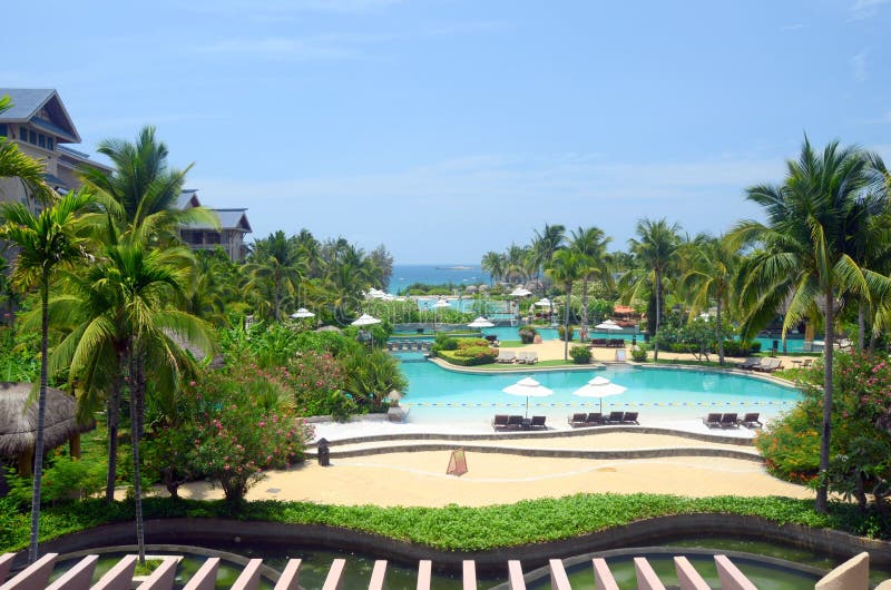 Piscines sur la plage en mer chinoise du sud, Chine, Hainan photos stock Piscines sur la plage en mer chinoise du sud, Chine, Hainan photos stock