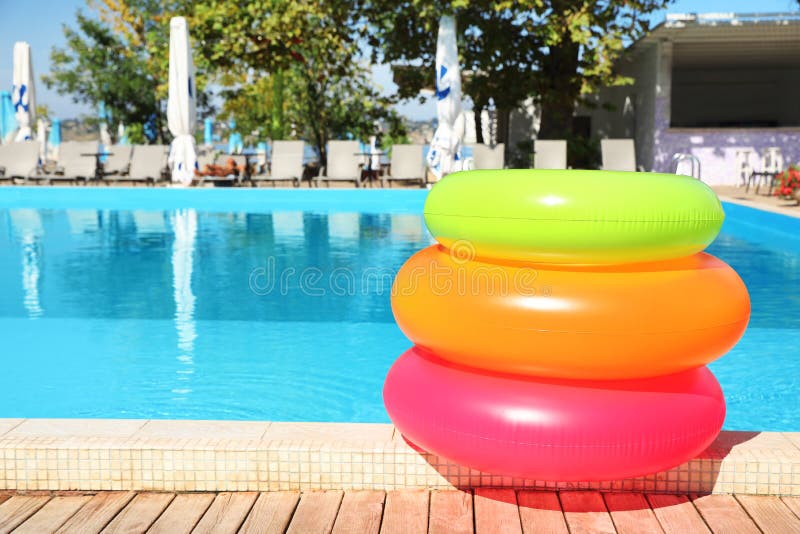 Piscină modernă cu inele gonflabile în aer liber royalty free stock image