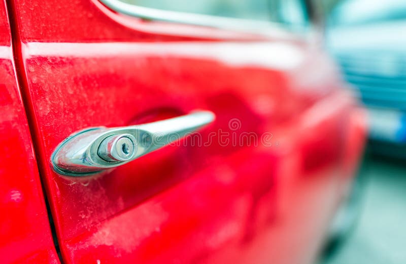 PISE - 16 MAI 2015 : Voiture garée de Fiat 500 rouges Fiat 500 est un de photographie stock PISE - 16 MAI 2015 : Voiture garée de Fiat 500 rouges Fiat 500 est un de photographie stock
