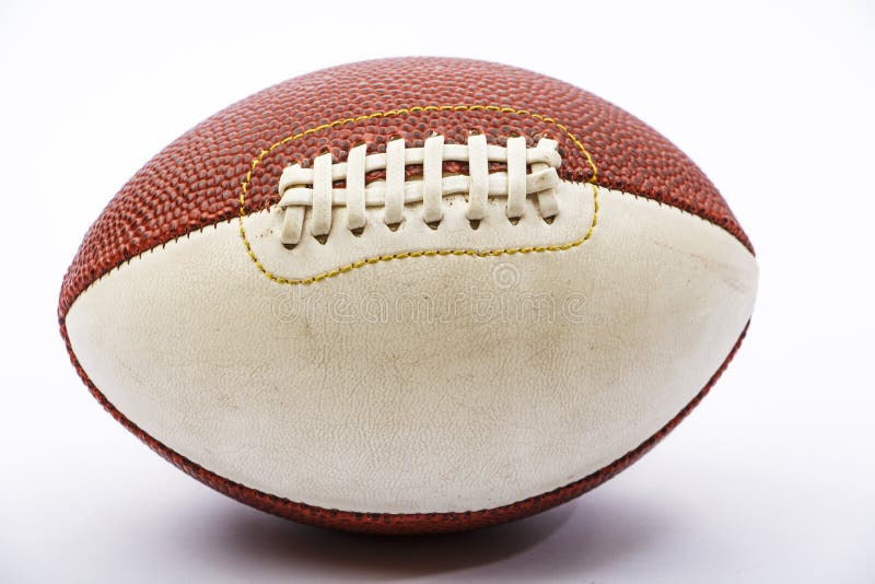 Piska bollen för rugbyleken som isoleras på vit bakgrund En boll för amerikansk fotboll royaltyfri fotografi Piska bollen för rugbyleken som isoleras på vit bakgrund En boll för amerikansk fotboll royaltyfri fotografi