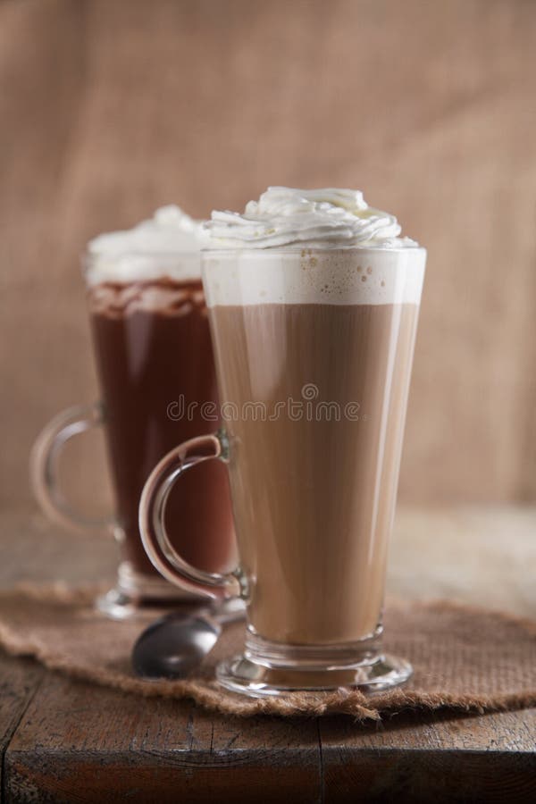 piskad varm latte för chokladkaffekräm arkivfoton piskad varm latte för chokladkaffekräm arkivfoton