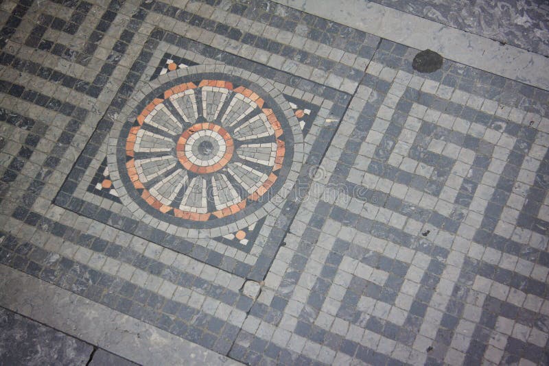 Espiral Del Mosaico En El Piso Foto de archivo - Imagen de decorativo