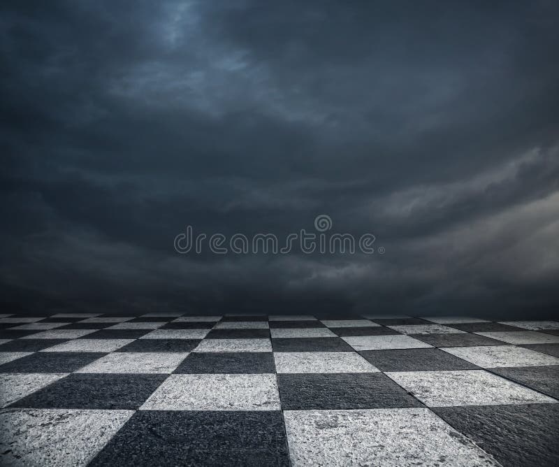 Piso del ajedrez y fondo oscuro del cielo foto de archivo Piso del ajedrez y fondo oscuro del cielo foto de archivo