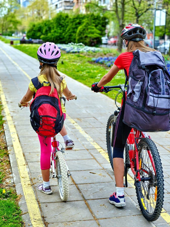 bambini che indossano casco in bicicletta
