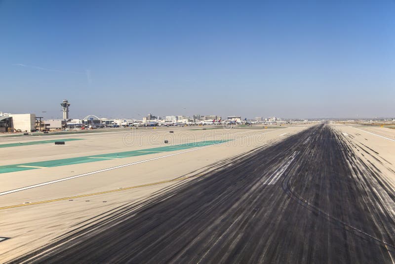 Pista con i contrassegni all'aeroporto fotografie stock libere da diritti Pista con i contrassegni all'aeroporto fotografie stock libere da diritti