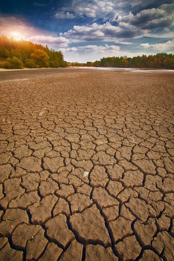 Tierra Seca Agrietada Bajo El Cielo Con Nubes Imagen de archivo - Imagen de  pista, roto: 165152435