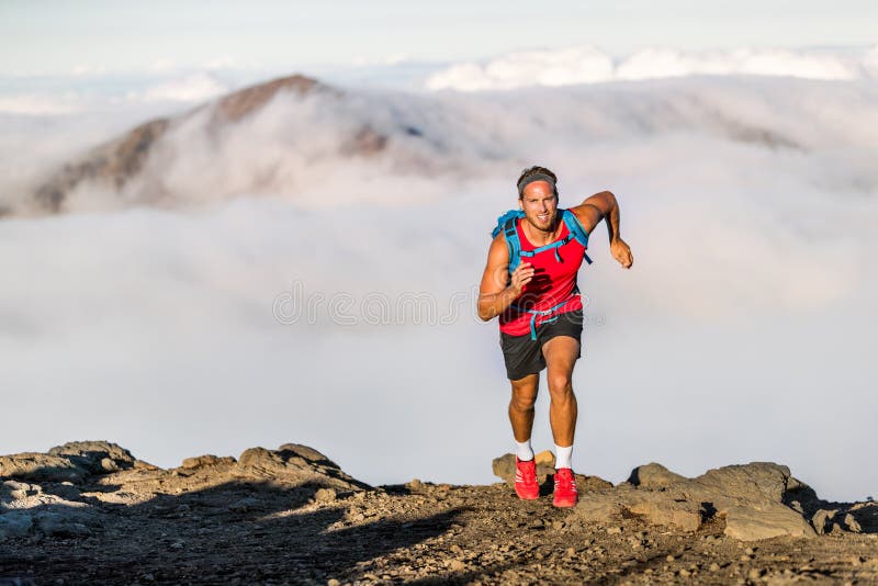 Pista corredor que corre fitness hombre en carrera de resistencia - motivación y concentración en la carrera en el cielo y los f imágenes de archivo libres de regalías