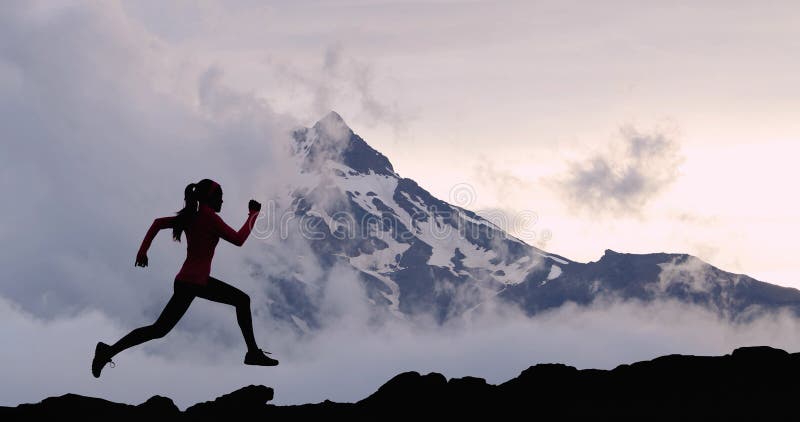 Trail running mujer en camino de montaña mirando sportwatch, controlar el  rendimiento, corazón o pulso de posición GPS nd vía. Cross Country ejecuta  en beau Fotografía de stock - Alamy