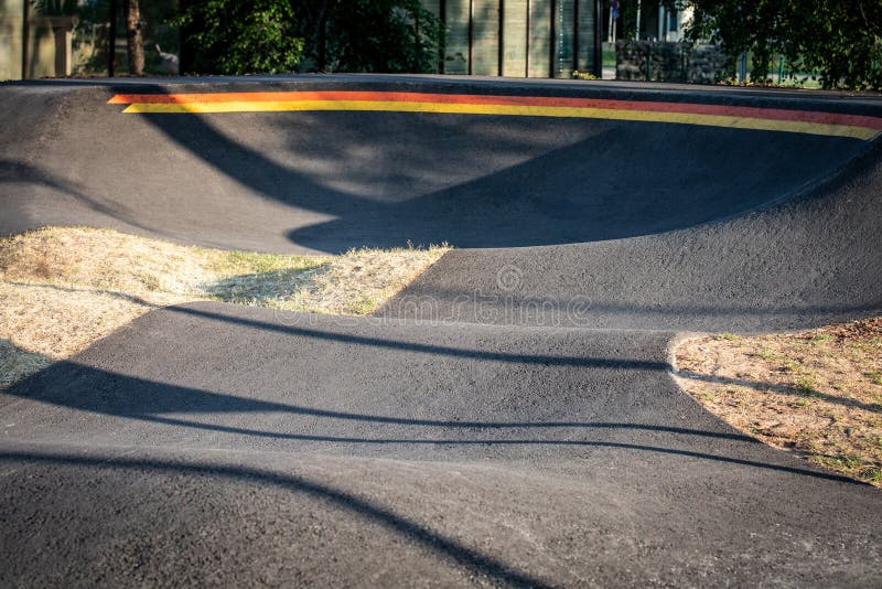 Pista de ciclismo alcatroada, pump track, parque infantil imagens de stock