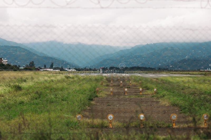 Pista de decolagem para um avião nas montanhas imagens de stock Pista de decolagem para um avião nas montanhas imagens de stock