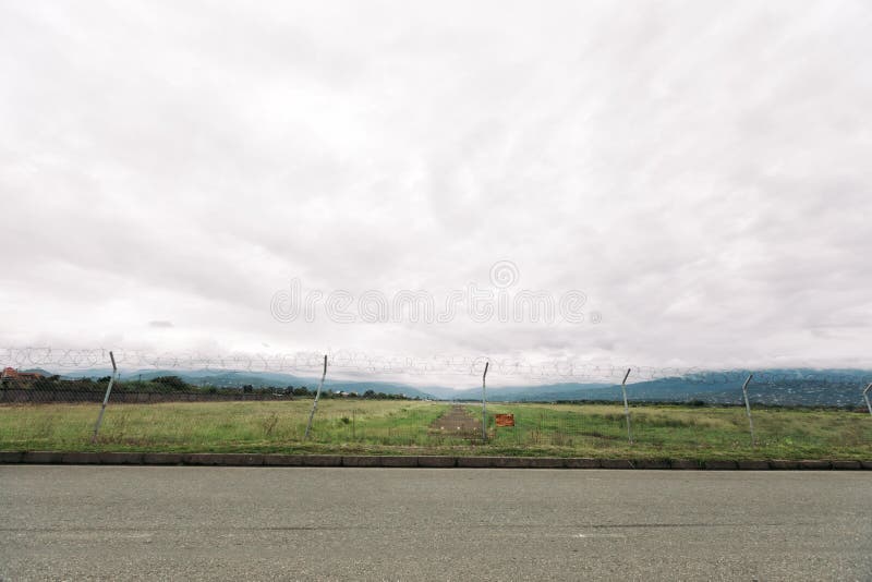 Pista de decolagem para um avião decolagem, tira de aterrissagem para aviões nas montanhas fotografia de stock royalty free Pista de decolagem para um avião decolagem, tira de aterrissagem para aviões nas montanhas fotografia de stock royalty free