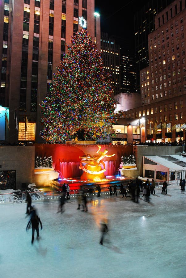 A pista de patinagem no centro de Rockefeller no Natal fotografia de stock A pista de patinagem no centro de Rockefeller no Natal fotografia de stock