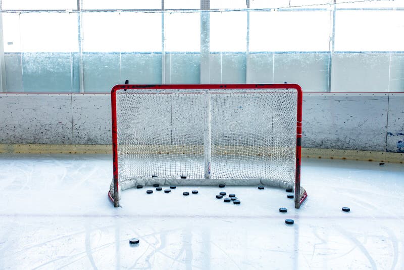 Pista di pattinaggio sul ghiaccio del hockey su ghiaccio e rete vuota