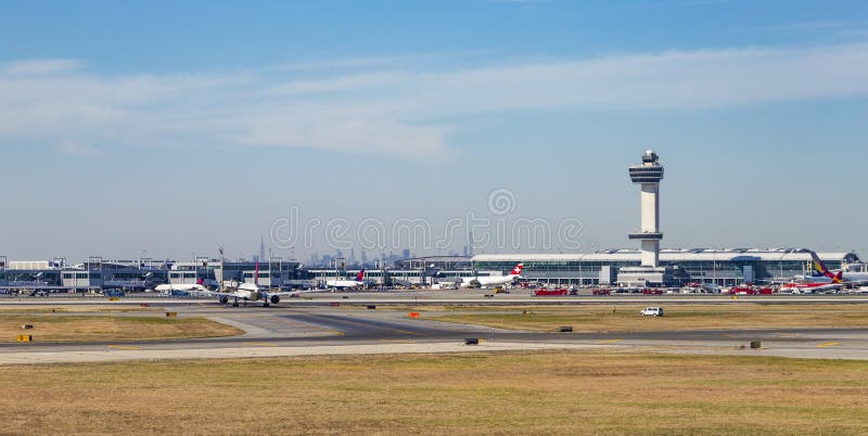 Pista vuota all'aeroporto fotografie stock Pista vuota all'aeroporto fotografie stock